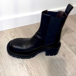 These are good as new black Bottega Veneta boots , size - EU 40